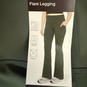 ⭐️ Firm Price ⭐️ NWT Flare Legging in Green Medium